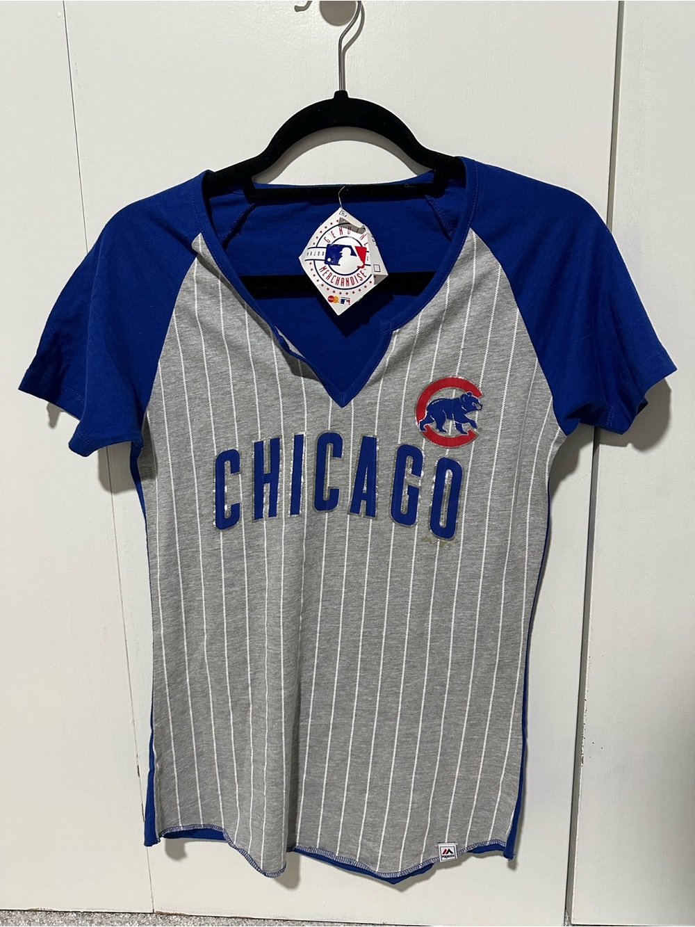 NWT Majestic Chicago Cubs Pinstripe Split Neck Raglan Fan Fashion Tee